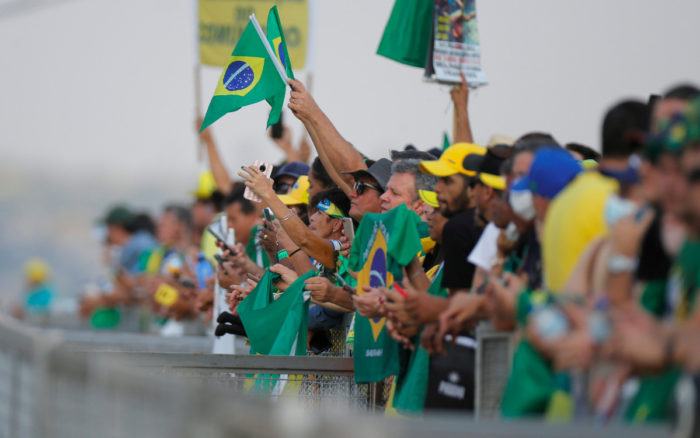 Miles de manifestantes se concentran en Brasilia a la espera de Bolsonaro