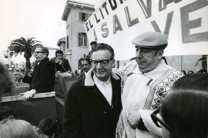 El expresidente chileno, Salvador Allende, junto al poeta premio Nobel de Literatura, Pablo Neruda, en una imagen sin datar.