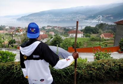 Hodges observa las vistas desde el Camino. Al fondo se ve el famoso puente de Rande, en la ciudad de Vigo.