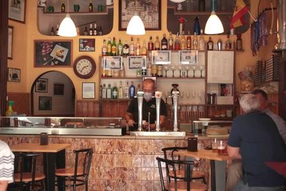 El interior de la taberna Casa Martín en la avenida de Menéndez Pelayo de Madrid.