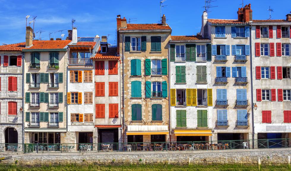 Coloridas fachadas tradicionales en Bayona, en el País Vasco francés.
