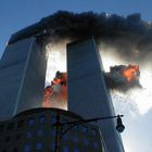 Las dos torres ardiendo tras los impactos producidos por el ataque terrorista