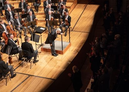 Herbert Blomstedt agradece los aplausos del público tras su interpretación de la Cuarta Sinfonía de Bruckner en el KKL de Lucerna.