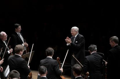 Herbert Blomstedt aplaude a los músicos de la Filarmónica de Viena al finalizar su concierto del viernes en el KKL de Lucerna.