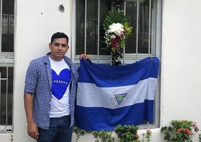 El líder estudiantil nicaragüense Ángel Rocha delante de la Universidad Politécnica de Managua (UPOLI) en una foto de archivo de 2019.