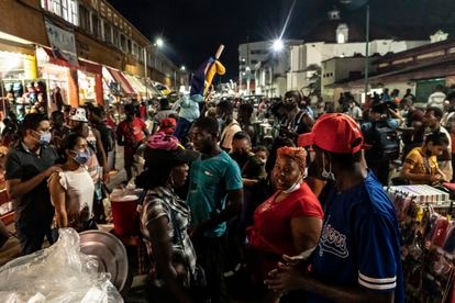 Migrantes provenientes de Haití y Centroamérica venden alimentos en el centro de Tapachula.
