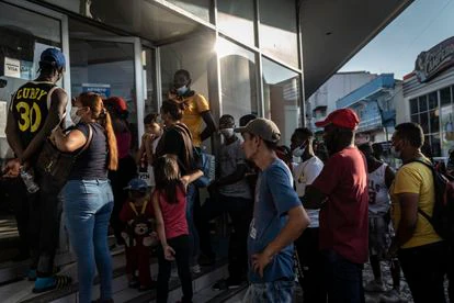 Haitianos y centroamericanos hacen fila para retirar las remesas que les envían sus familiares. 