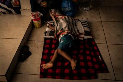 Un niño proveniente de Haití duerme en el suelo en Tapachula. 