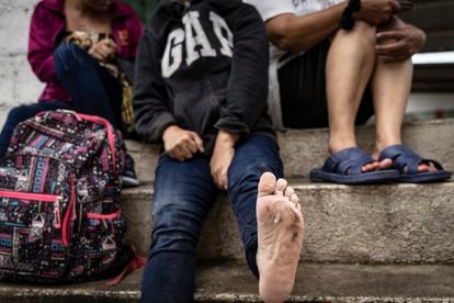 Una migrante centroamericana muestra su pie lastimado tras varios días de camino hacia el norte, en el municipio de Escuintla, Chiapas. 