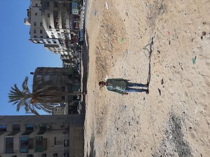 Mohamed Amir Kola, superviviente de un bombardeo, el jueves en el cráter donde estuvo su casa en Gaza. Fue rescatado de los escombros tras cuatro horas de búsqueda. Perdió a ocho familiares.