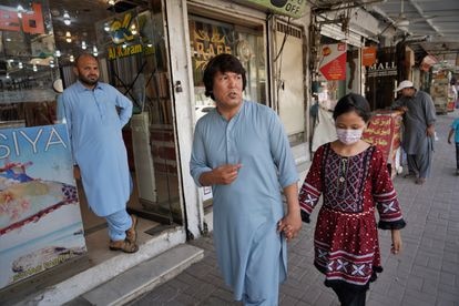 Mohammad Zarin pasea con su hija Helen por el mercado de Peshawar Murr de Islamabad.