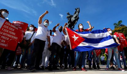 Cientos de cubanos participaron en una marcha en apoyo a la revolución cubana por la zona del Malecón en La Habana (Cuba) el pasado julio.