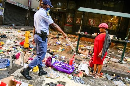 La policía señala a una mujer tras las protestas de Durban, en Sudáfrica, el pasado julio.
