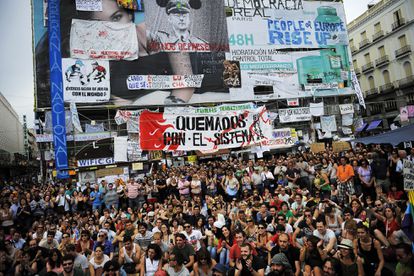Imagen de la acampada de los indignados del movimiento 15-M en la Puerta del Sol, en Madrid, en el año 2011.