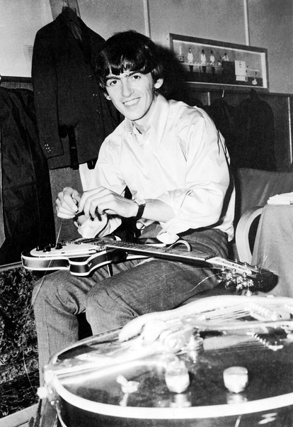El músico, cambiando las cuerdas a la guitarra en 1965, en la época de The Beatles. 