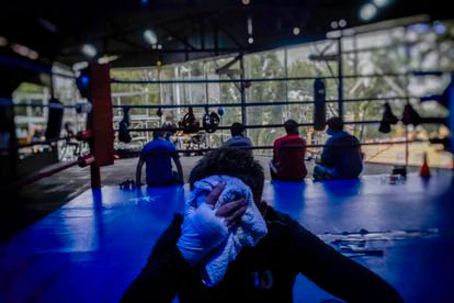Un joven descansa tras su entrenamiento de boxeo en el gimnasio de Jair Monroy, en la colonia Morelos.