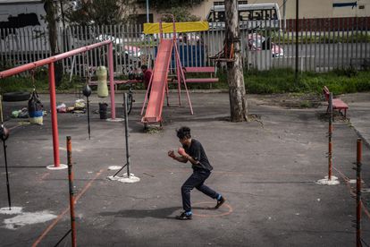 Un joven entrena boxeo en el parque Plutarco Elias Calles.