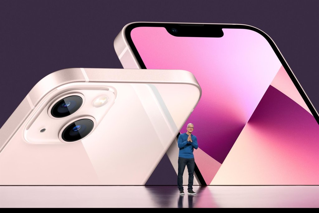 Una foto del folleto facilitada por Apple Inc. muestra al CEO de Apple, Tim Cook, presentando el nuevo iPhone 13 durante el Evento Especial de Apple en Apple Park en Cupertino, California, EE. UU., 14 de septiembre de 2021.