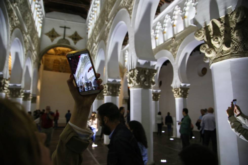 El interior de la sinagoga de Santa María La Blanca (Toledo), durante la celebración de la Noche del Patrimonio