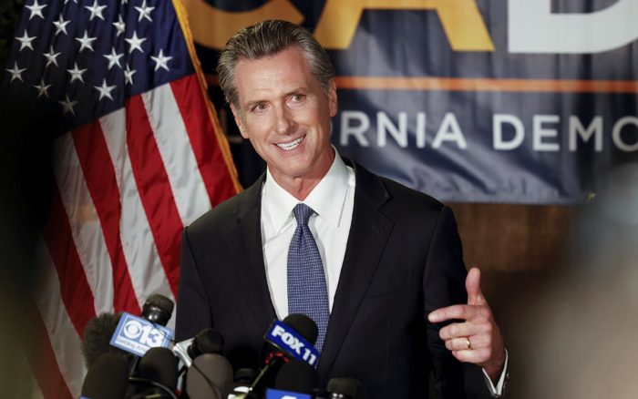 EU: Gobernador de California permanecerá en el cargo al ganar consulta revocatoria
