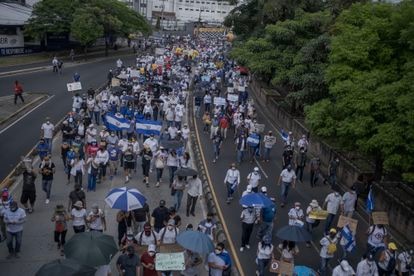 La manifestación avanzo por  la Avenida Juan Pablo Segundo en San Salvador.