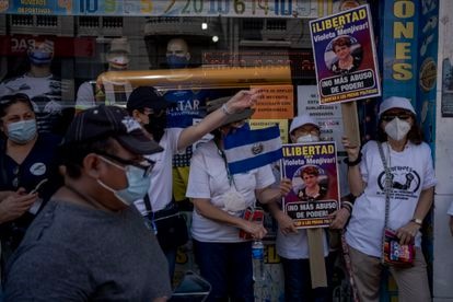 Algunos manifestantes pidieron la liberación de los exfuncionarios del gobierno del FMLN que fueron detenidos y acusados por actos de corrupción.