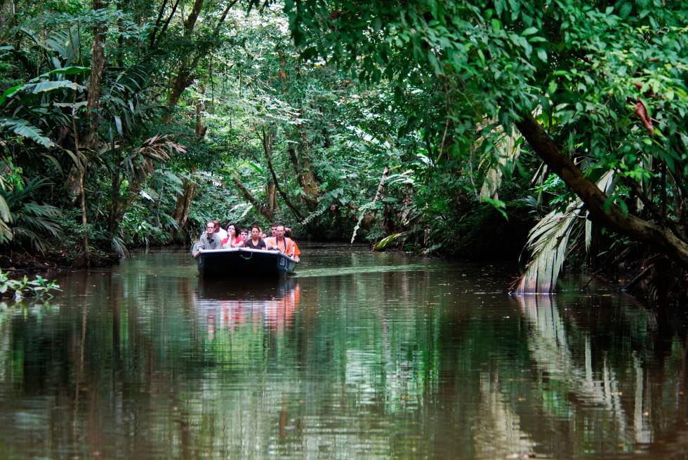 Un bote con turistas navega por los canales del parque nacional de Tortuguero, en Costa Rica.