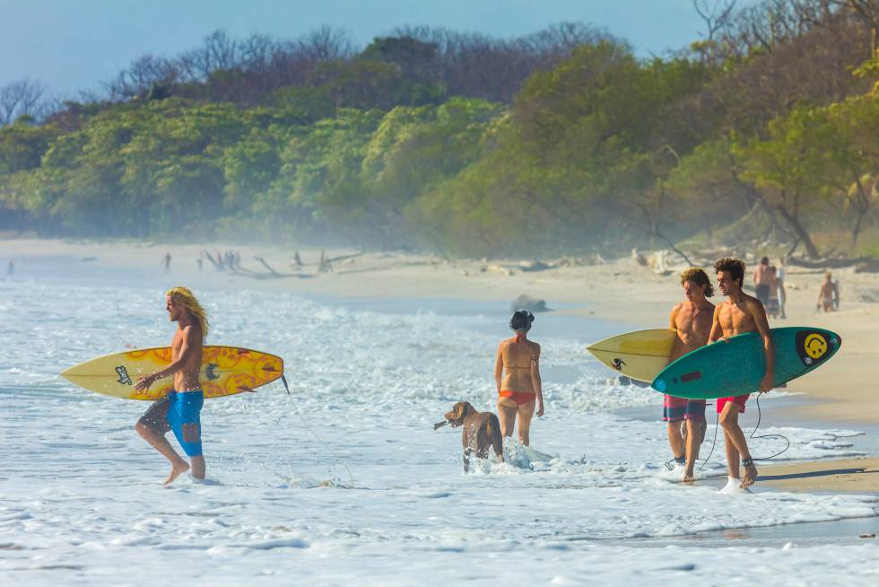 Surferos en una playa cerca de Malpaís, en la penínsila de Nicoya, en la costa costaricense del Pacífico.