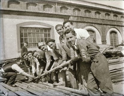 Voluntarios en un campo de trabajo del SUT en Bazán, en 1955.
