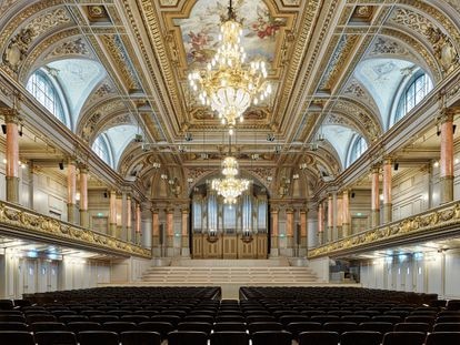 La Tonhalle de Zúrich ha recuperado con la restauración todo el esplendor de su decoración original.