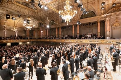 Aplausos finales para orquesta, coros, solista y director del público que llenaba la Tonhalle de Zúrich.