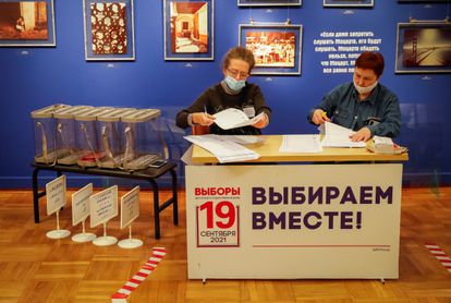 Miembros de la comisión electoral local revistan las papeletas en un colegio de Moscú, este jueves.