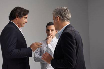 Alejandro Amenábar charla sobtre el rodaje de la serie con Fernando Bovaira (izquierda) y Domingo Corral.