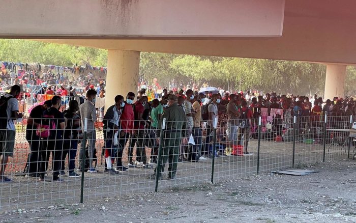 EU: Autoridades migratorias retienen hacinados a miles de migrantes haitianos bajo un puente fronterizo