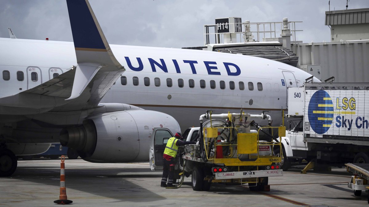 United Airlines reanuda vuelos tras “falla técnica” que paralizó sus operaciones