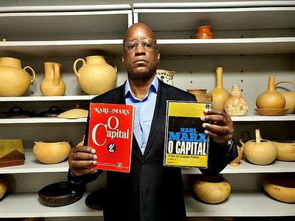 Camargo posa con algunos de los libros que intentó purgar de la colección de la institución en otra foto de su Twitter.