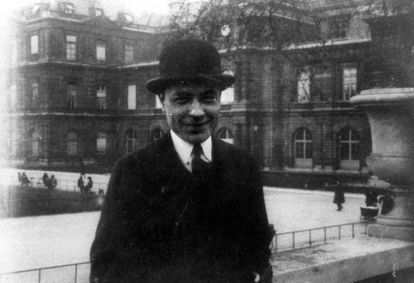 El escritor y periodista Josep Pla, delante de los jardines y museo de Luxemburg, París, alrededor de 1920. Autor desconocido. / Fundació Josep Pla. Donación Josep Vergés.