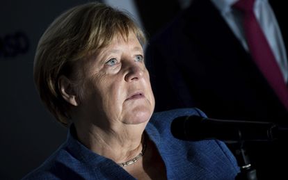 La canciller Angela Merkel, en una visita a una planta fabricante de la vacuna contra el ébola, en Burgwedel (Alemania), el pasado viernes.
