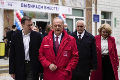 El líder del Partido Comunista ruso, Ziuganov (en el centro), sale de un colegio electoral en Moscú, este domingo. 