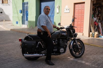 Hamed, vecino de la Acera del Negrete, posa subido en su moto, un emblema con el que lleva rodando 40 años por las calles de Melilla.