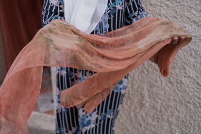 La melillense Malika muestra uno de los pañuelos que tejió en la asociación de mujeres que presidía antes de la pandemia.