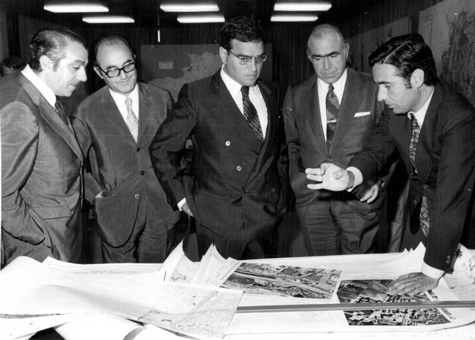 Joan Antoni Solans explica al governador Rodolfo Martín Villa el Pla General Metropolità en presència de l’alcalde Masó.