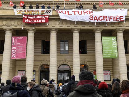 Pancartas de protesta en el teatro Odéon de París en marzo pasado por el cierre de los teatros en Francia.