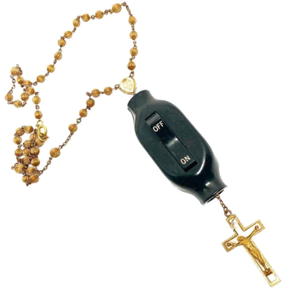 Antiguo rosario con un interruptor de luz negro.