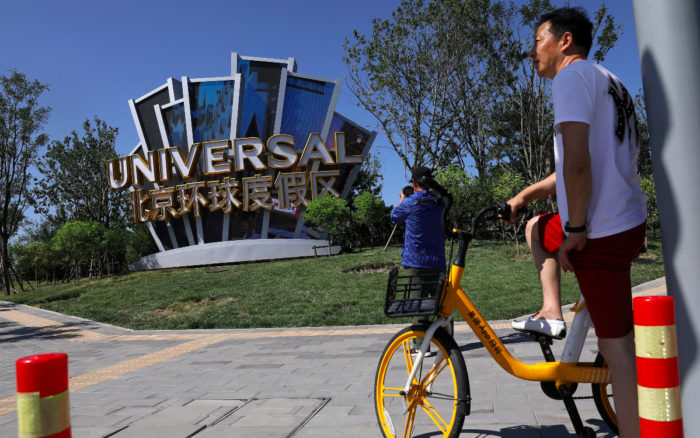 Universal Studios de Pekín atrae a multitudes en medio de tensiones entre EU y China