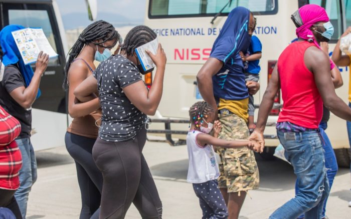 Cientos de haitianos regresan a México mientras EU apunta a campamento de migrantes en Texas