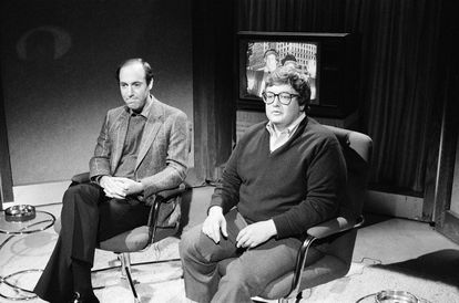 La fama de Gene Siskel y Roger Ebert les llevó a participar en programas de humor en los que se parodiaban a sí mismos. En la imagen, durante la grabación de una escena de 'Saturday Night Live' en 1982.