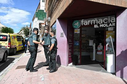 La farmacia en la que se ha refugiado una de las mujeres apuñaladas por Noelia de Mingo, este lunes en El Molar.
