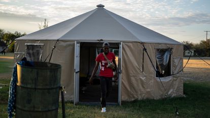 Un migrante haitiano sale de un albergue temporal instalado en la ciudad de Del Río (Texas), el 20 de septiembre de 2021, ante la llegada masiva de migrantes de ese país a la frontera entre esta ciudad y Ciudad Acuña (Coahuila).