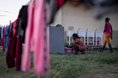 Una migrante haitiana lava su ropa en un albergue temporal en Del Río (Texas).